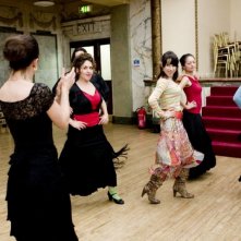 Sally Hawkins alle prese con la danza in una scena di Happy Go-Lucky