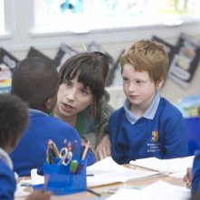 Sally Hawkins con i suoi alunni in una scena di Happy Go-Lucky