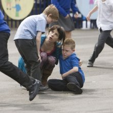 Sally Hawkins con i suoi alunni in una sequenza di Happy Go-Lucky