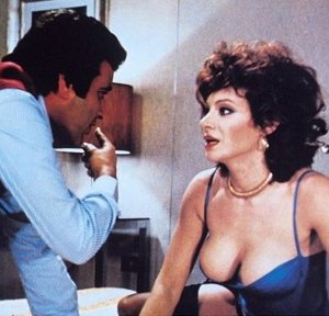 Carmen Russo e Michele Gammino in una scena della commedia sexy Giovani, belle... probabilmente ricche