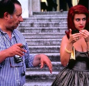 Debora Caprioglio e Tinto Brass sul set di Paprika, diretto dal maestro dell'erotismo all'italiana