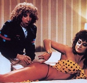 Una sexy Carmen Russo e un allibito Alvaro Vitali in una scena del film Paulo Roberto Cotechino, centravanti di sfondamento
