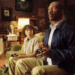 Austyn Lind Myers e Eddie Murphy in una scena di Piacere Dave