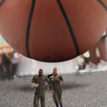 Eddie Murphy e Gabrielle Union scappano dalla palla di basket in una scena del film Piacere Dave