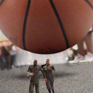 Eddie Murphy e Gabrielle Union scappano dalla palla di basket in una scena del film Piacere Dave