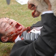 Jono Manks attaccato da una pecora in una sequenza di Black Sheep