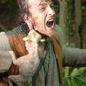 Oliver Driver attaccato da un agnellino in una scena di Black Sheep