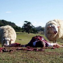 Pecore mangiano un uomo in una scena di Black Sheep