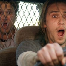 Seth Rogen e, sullo sfondo, James Franco in una scena della commedia Pineapple Express