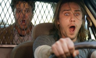 Seth Rogen e, sullo sfondo, James Franco in una scena della commedia Pineapple Express