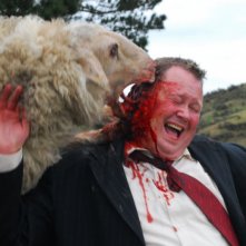 Una pecora assassina all'attacco in una scena di Black Sheep