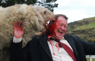 Una pecora assassina all'attacco in una scena di Black Sheep