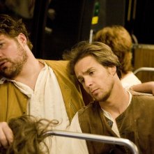 Brad William Henke e Sam Rockwell in una scena del film Soffocare