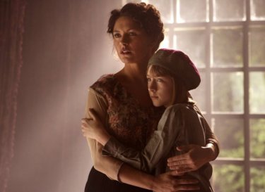 Catherine Zeta-Jones e Saoirse Ronan in una scena di Houdini - L'ultimo mago