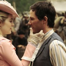 Charlotte Sullivan e Luke MacFarlane in una scena di Iron Road