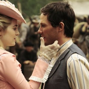 Charlotte Sullivan e Luke MacFarlane in una scena di Iron Road