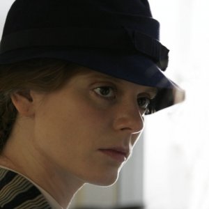 Emilia Fox in una scena di Ballet Shoes