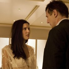 Famke Janssen e Liam Neeson in una scena di Io vi troverò