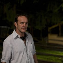 Il regista Clark Gregg sul set di Soffocare