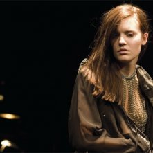 Maggie Grace in una scena del thriller Io vi troverò