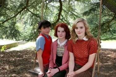 Yasmin Paige, Lucy Boynton ed Emma Watson sul set di Ballet Shoes