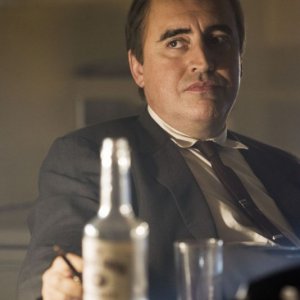 Alfred Molina in una scena di The Company