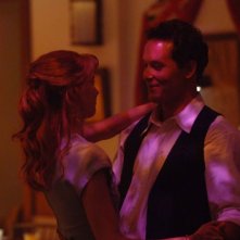 Christine Horne e Cole Hauser danzano insieme in una scena di The Stone Angel