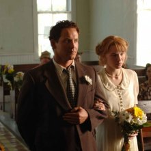Cole Hauser e Christine Horne in una scena di The Stone Angel