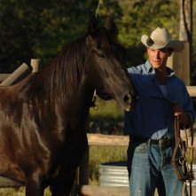 Cole Hauser in una sequenza di The Stone Angel