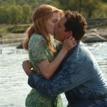 Il bacio tra Christine Horne e Cole Hauser in una scena di The Stone Angel