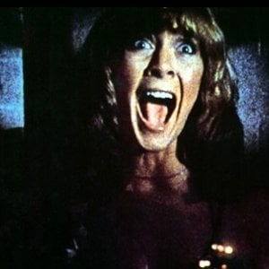 Jamie Lee Curtis in una scena del film Non entrate in quella casa