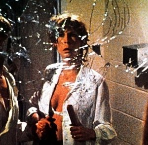 Jamie Lee Curtis in una sequenza del film Non entrate in quella casa