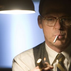 Michael Keaton in una scena della mini-serie The Company