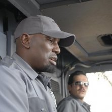 Tyrese Gibson e John Leguizamo (in fondo) in una sequenza del film The take - Falso indizio