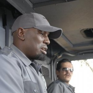 Tyrese Gibson e John Leguizamo (in fondo) in una sequenza del film The take - Falso indizio