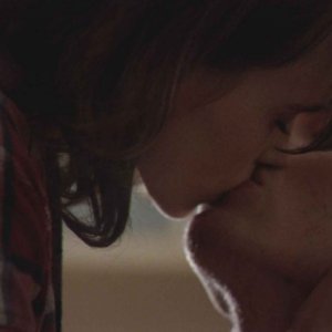 Un bacio per i protagonisti di The Stone Angel