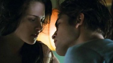 Kristen Stewart e Robert Pattinson in una sequenza del film Twilight
