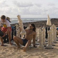 Jack McBrayer e Russell Brand in una sequenza di Forgetting Sarah Marshall
