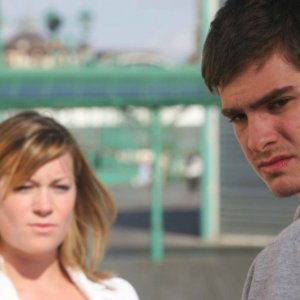 Katie Lyons e Andrew Garfield in una scena del film Boy A