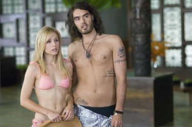 Kristen Bell e Russell Brand in una scena della commedia Forgetting Sarah Marshall