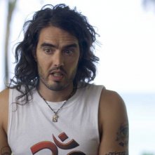 Russell Brand in una scena della commedia Forgetting Sarah Marshall