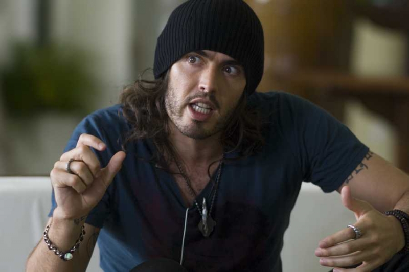 Russell Brand in una sequenza del film Forgetting Sarah Marshall