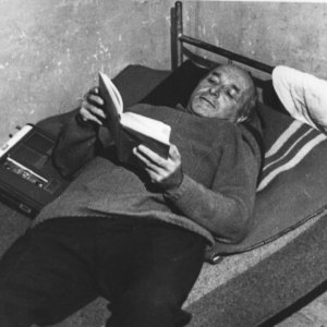 Un'immagine del documentario Il nemico del mio nemico di Kevin Macdonald