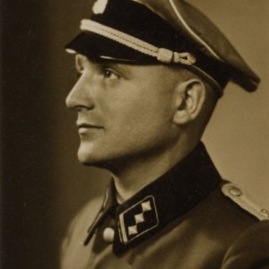 Un'immagine del documentario Il nemico del mio nemico diretto da Kevin Macdonald