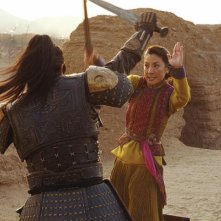 L'imperatore Jet Li (di spalle) combatte con la strega Michelle Yeoh in una scena del film La mummia 3
