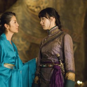 Michelle Yeoh e Isabella Leong in una sequenza del film La mummia 3