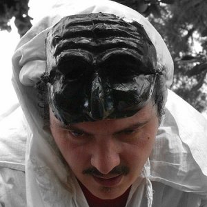 Roberto Albin in costume per uno spettacolo teatrale su Pulcinella.