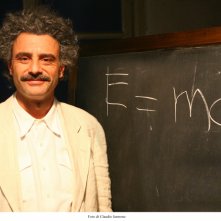 Vincenzo Amato è Einstein nella fiction omonima.