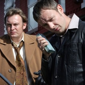 John Simm e Philip Glenister in una scena dell'ottavo episodio di Life on Mars