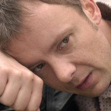 Un primo piano di John Simm nell'ottavo episodio di Life on Mars